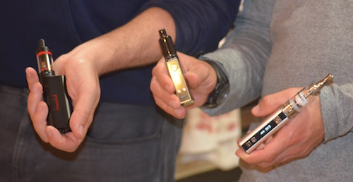 Box Mods box-mod-vapes-in-hands