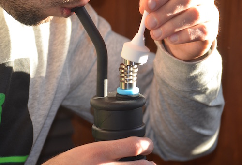 How to Use a Dab Rig using-a-silicone-dab-rig