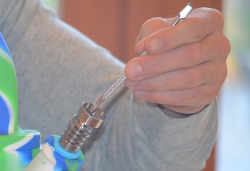 How to use a dabber tool using-sharp-head-dab-tool