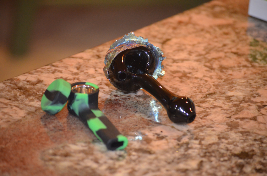 Glass Hand Pipes vs Silicone Pipes glass-hand-pipes-vs-silicone-pipes