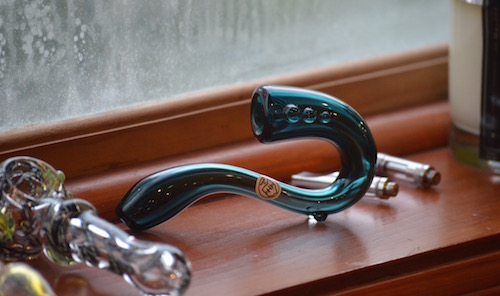 https://nyvapeshop.com/media/cms/sherlock-pipe/ohio-sherlock-pipe-on-window-sill.jpg