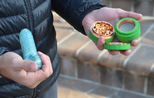 Using the Herb Grinder with your Spoon Pipe spoon-pipe-and-herb-grinder