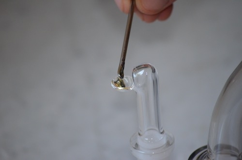 applying-wax-dabber-to-quartz-domeless-nail