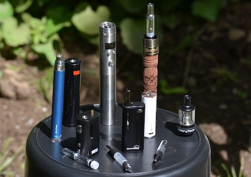 oil-vapes-and-batteries-on-table
